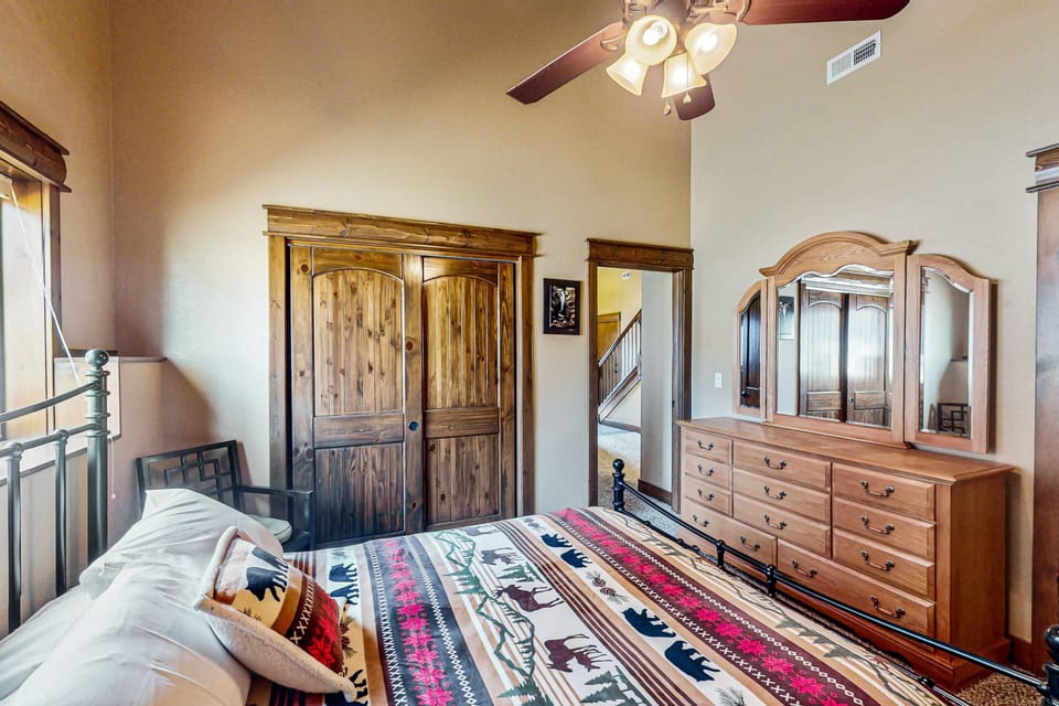 Townhome, Multiple Beds, Balcony, Mountain View (Timber Mountain Retreat) | 3 bedrooms, individually decorated, individually furnished, bed sheets