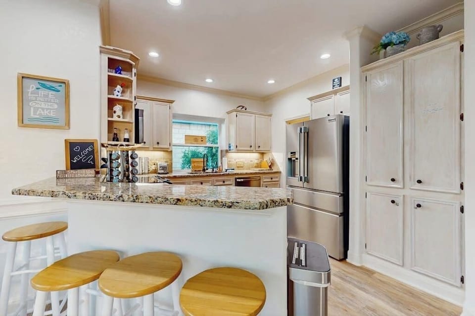 House, Multiple Beds, Patio, Garden View (Horseshoe Bay Beauty) | Private kitchen
