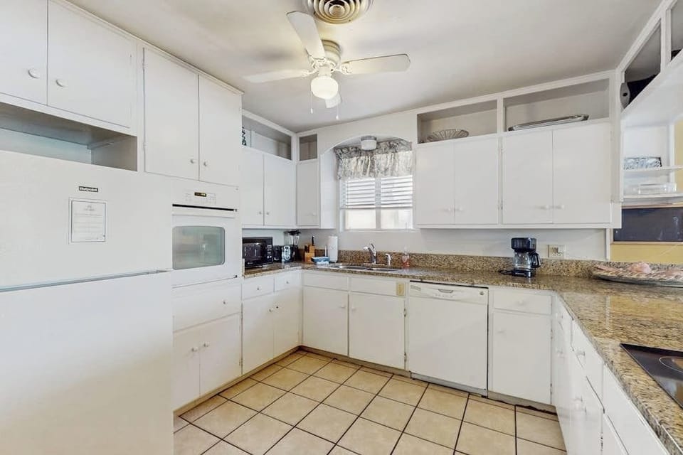 House, Multiple Beds, Hot Tub (Sunny Days Lake Retreat) | Private kitchen