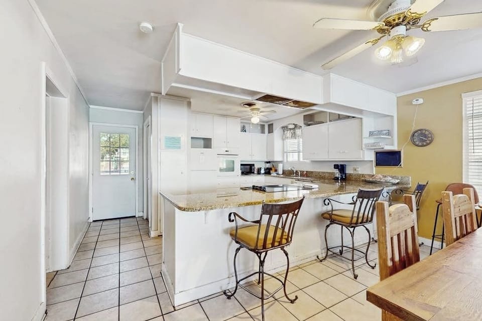 House, Multiple Beds, Hot Tub (Sunny Days Lake Retreat) | Private kitchen