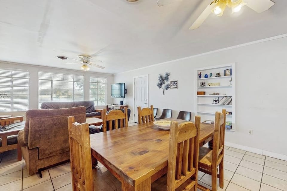 House, Multiple Beds, Hot Tub (Sunny Days Lake Retreat) | 3 bedrooms, individually decorated, individually furnished, bed sheets