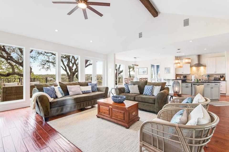 House, Multiple Beds (Cliff side Oasis) | Living area