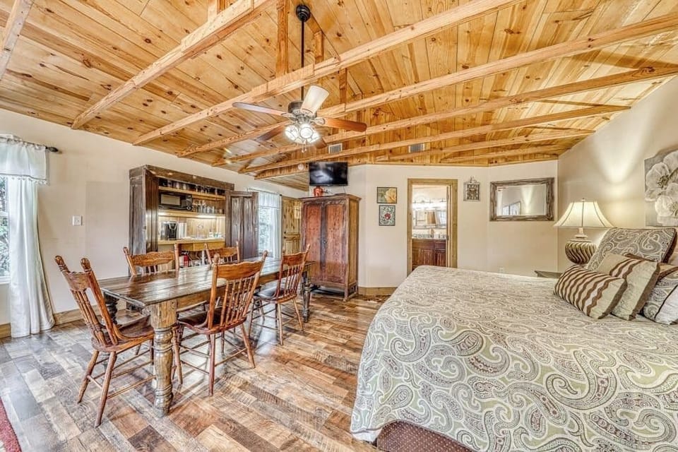 Studio, Multiple Beds, Kitchenette, Garden View (The Studio at Durst Haus) | 1 bedroom, individually decorated, individually furnished, bed sheets