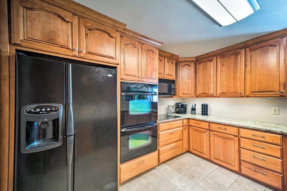 House, Multiple Beds, Pool View (Hillside Manor) | Private kitchen