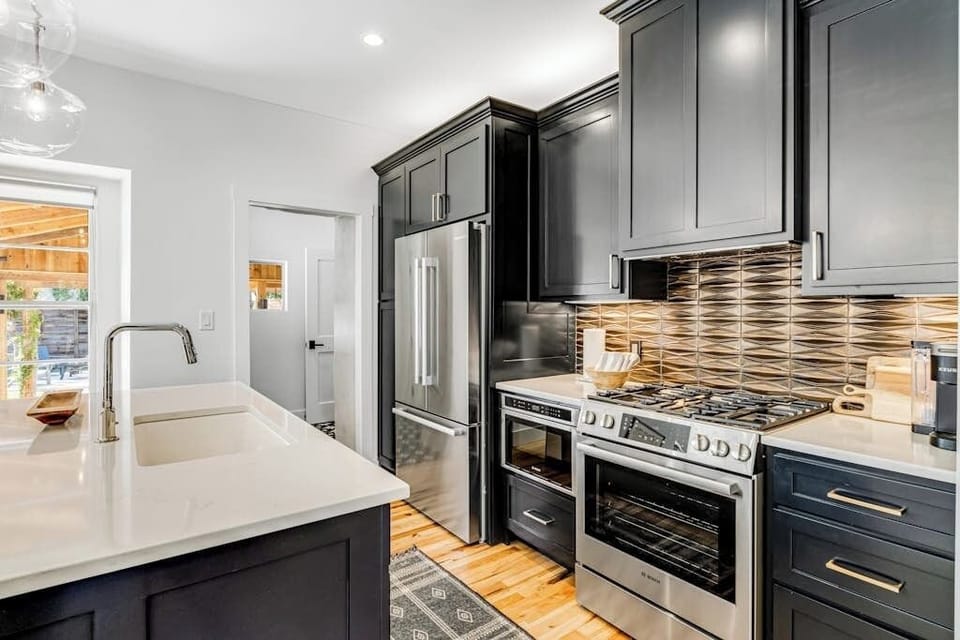 House, Multiple Beds, Hot Tub, Garden View (Fredericksburg Mill) | Private kitchen