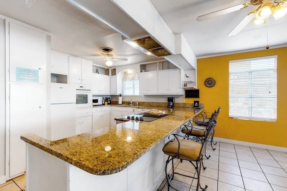 House, Multiple Beds, Kitchen (Sunny Days Lake Retreat) | Private kitchen