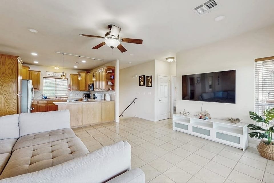 House, Multiple Beds, Pool View (Riverfront Escape) | Living area