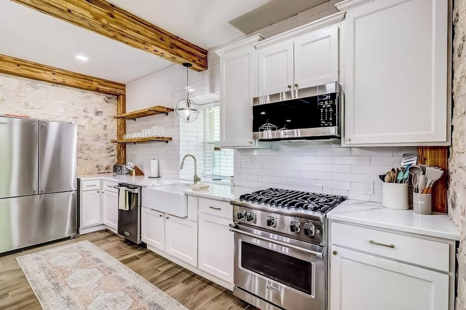 House, Multiple Beds, Pool View (Downtown Charmer) | Private kitchen