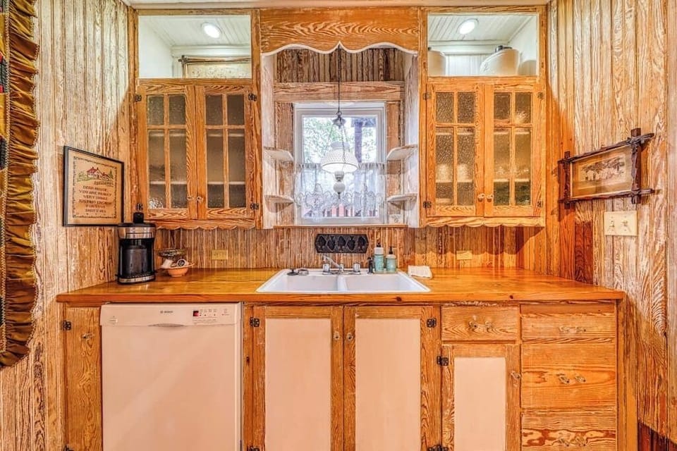 House, 1 Queen Bed, Garden View (Cosmos Cottage) | Private kitchen