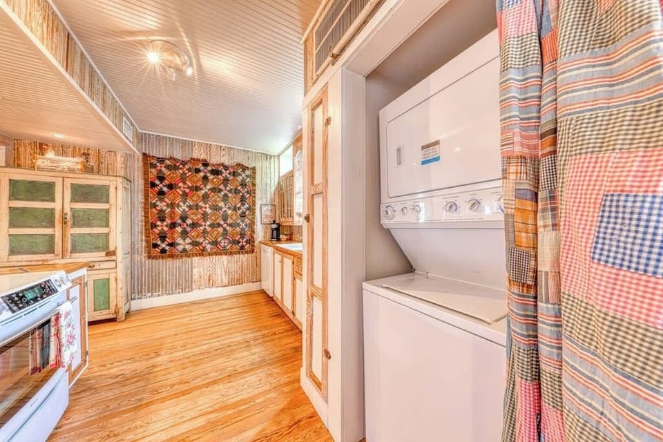 House, 1 Queen Bed, Garden View (Cosmos Cottage) | Laundry