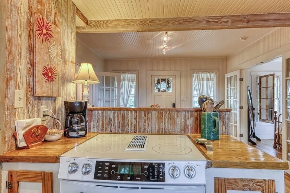 House, 1 Queen Bed, Garden View (Cosmos Cottage) | Private kitchen