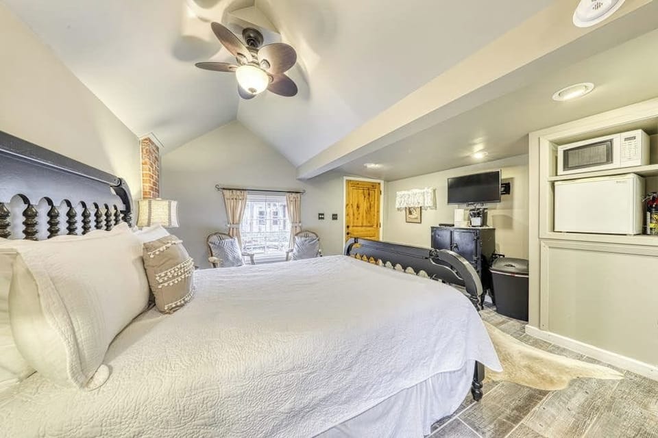 House, Multiple Beds, Garden View (Durst Haus) | 4 bedrooms, individually decorated, individually furnished, bed sheets