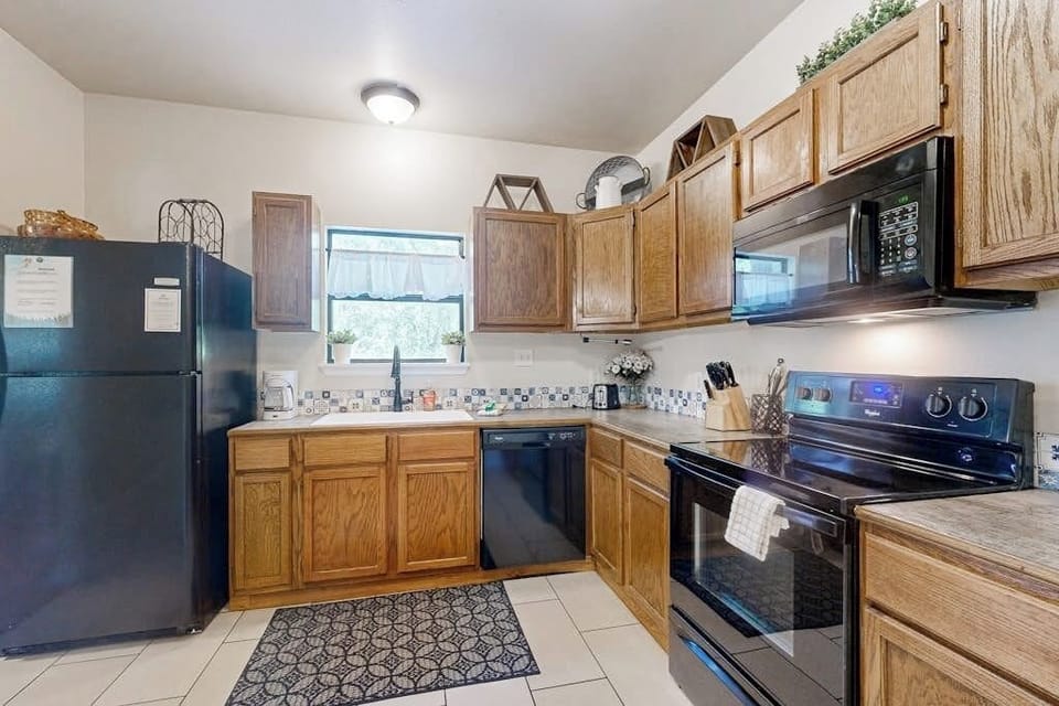 House, Multiple Beds, River View (River Oaks Dream) | Private kitchen