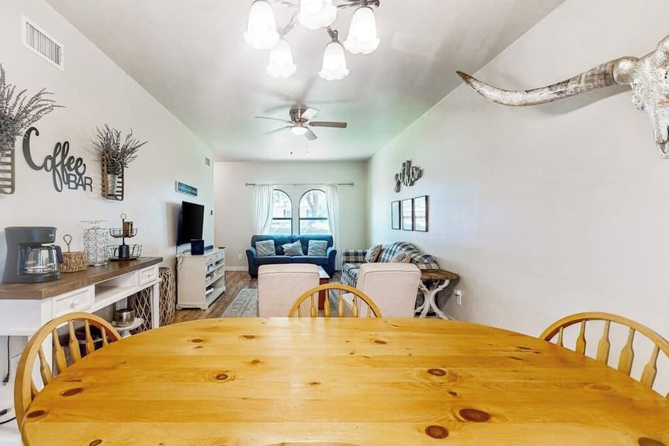 House, Multiple Beds, River View (River Oaks Dream) | Interior