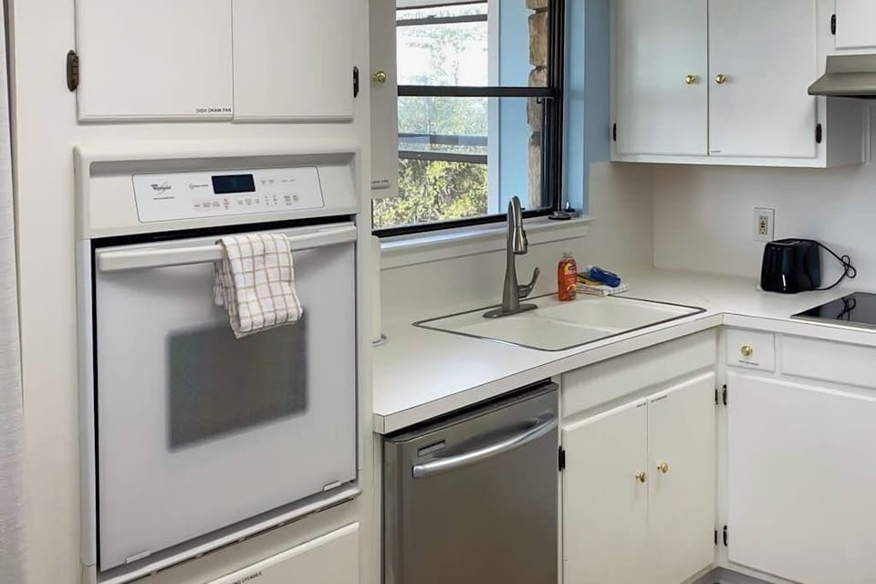House, Multiple Beds, Balcony (Granite Peak Vista - Inks Lake) | Private kitchen