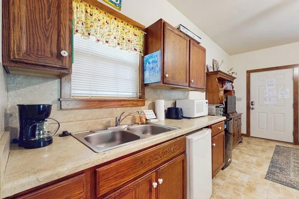 House, 1 Queen Bed, Garden View (Sip & Stay) | Private kitchen