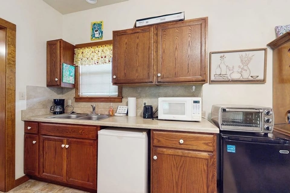 House, 1 Queen Bed, Garden View (Sip & Stay) | Private kitchen