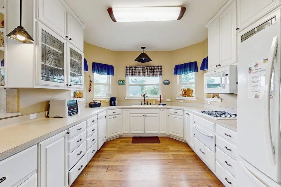 House, Multiple Beds (Lone Star Oasis) | Private kitchen