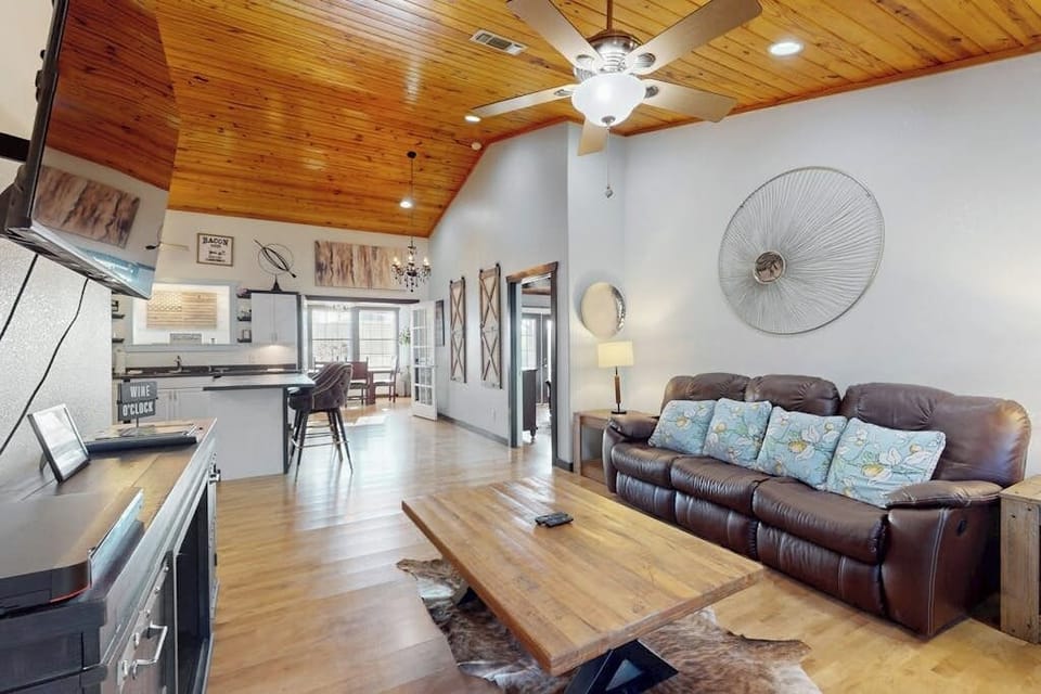 House, Multiple Beds (Headquarters Hideaway) | Living area