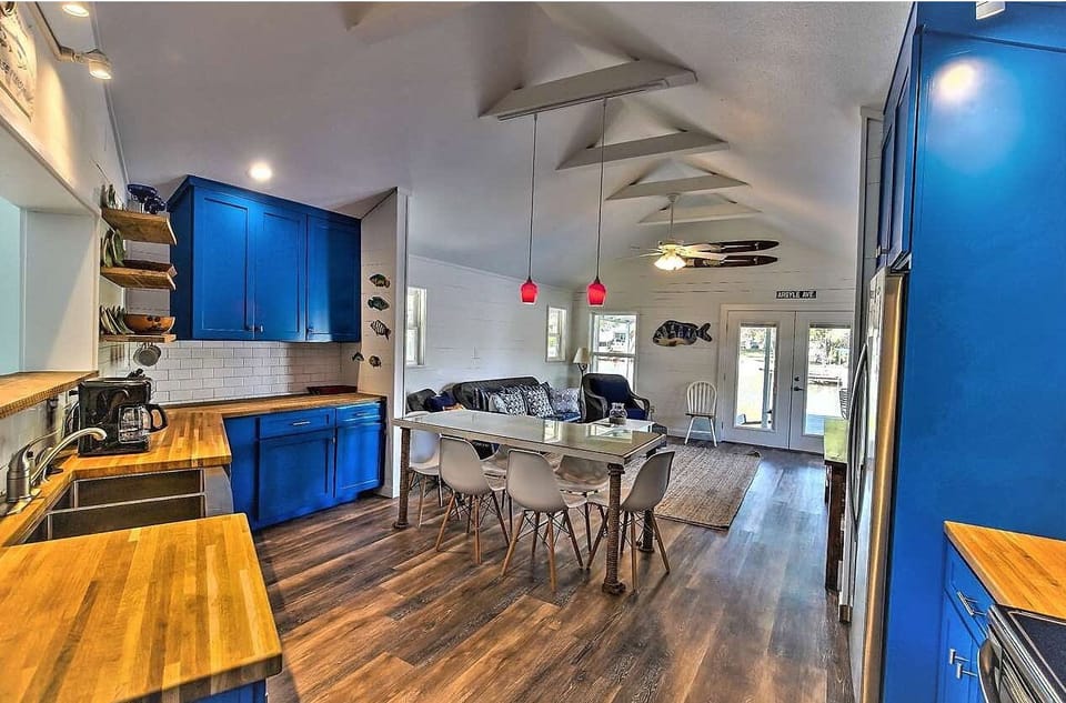 House, Multiple Beds, Balcony (Crestwood Cove) | Interior
