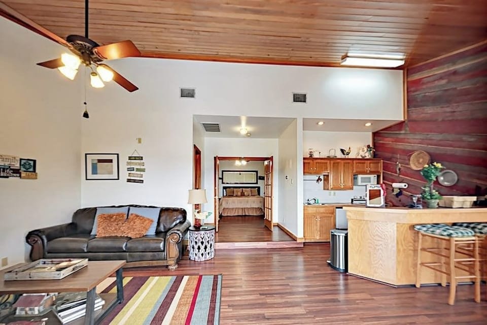 House, Multiple Beds, Garden View (Regal Riverfront Retreat) | Living area