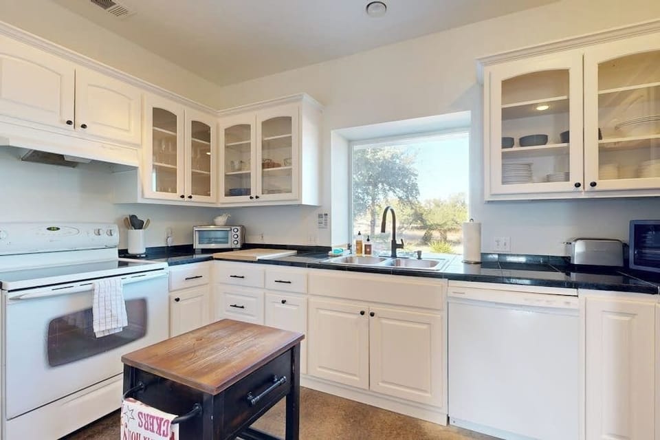 House, Multiple Beds, Garden View (Green Acres) | Private kitchen