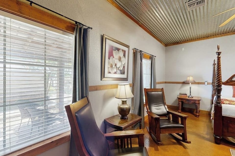 Cottage, 1 King Bed, Garden View (Historic Rocky Hill - Cabernet) | Interior