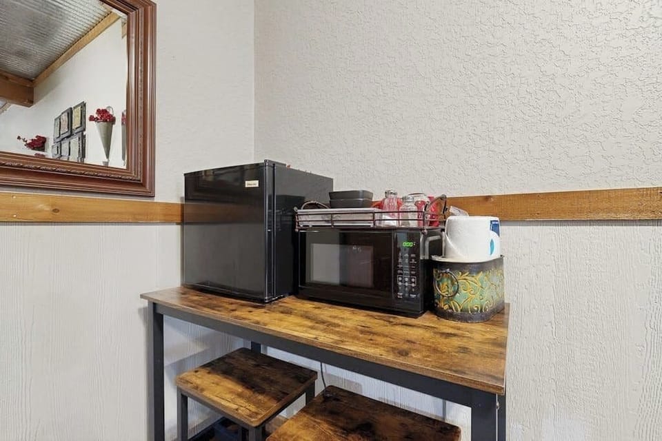 Cottage, 1 King Bed, Garden View (Historic Rocky Hill - Cabernet) | Private kitchen