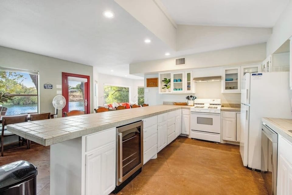 House, Multiple Beds (Green River Lodge - Lake LBJ) | Private kitchen