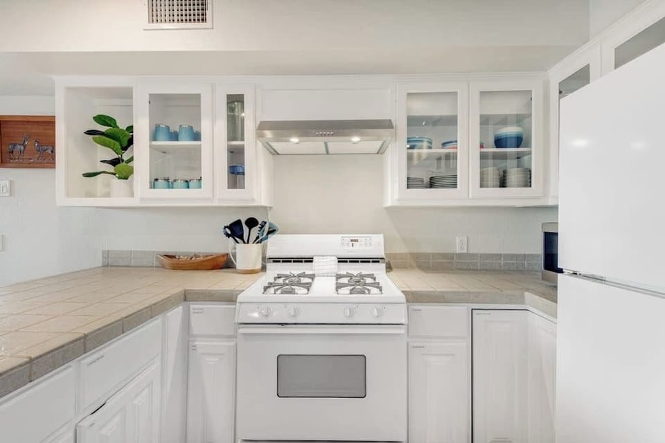 House, Multiple Beds (Green River Lodge - Lake LBJ) | Private kitchen