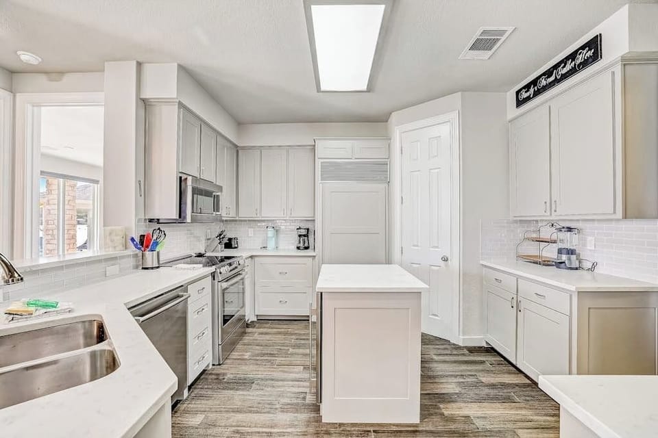 House, Multiple Beds (Oak Rock Point) | Private kitchen