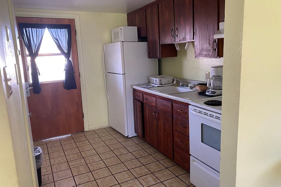 Basic Double Room, Patio, Pool View | Private kitchen | Full-size fridge, microwave, oven, stovetop