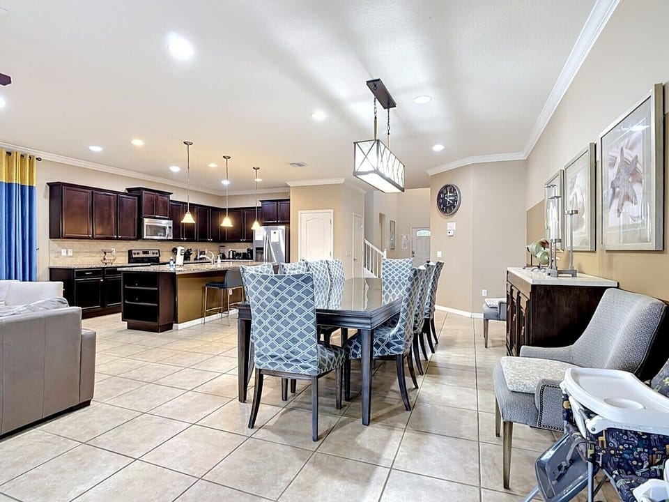 Elegant dining area adjacent to the kitchen, perfect for family meals and group gatherings.