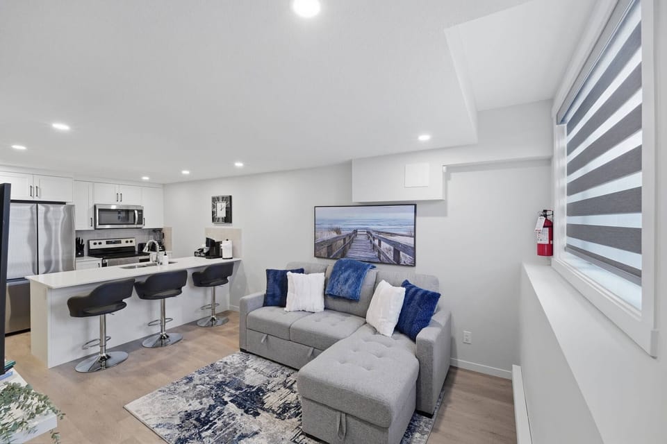 Apartment, 1 Bedroom | Living room | Books
