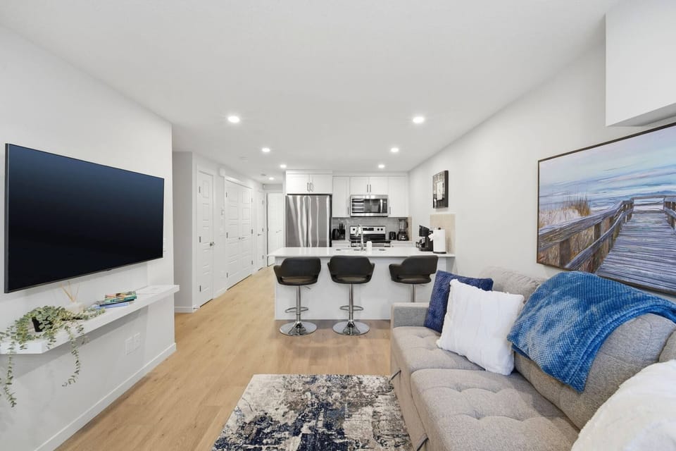 Apartment, 1 Bedroom | Living room | Books