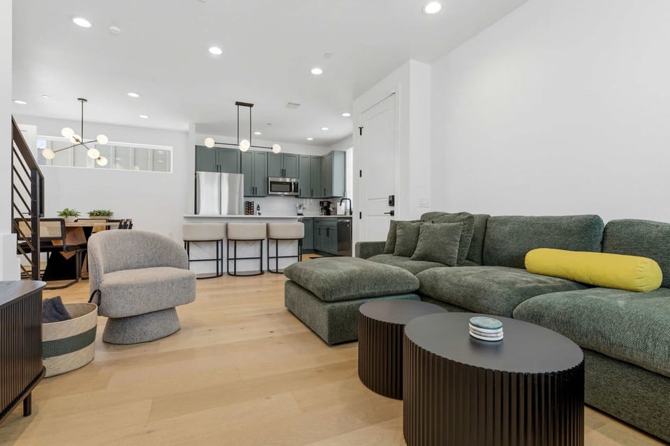 Open-concept living room w/ smart TV & Nintendo Switch