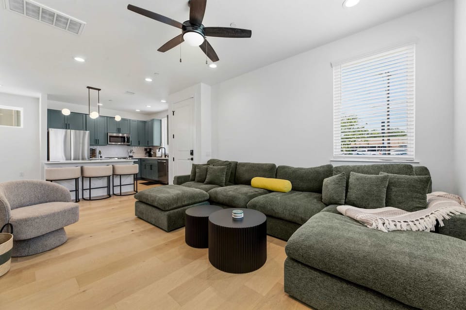 Open-concept living room w/ smart TV & Nintendo Switch