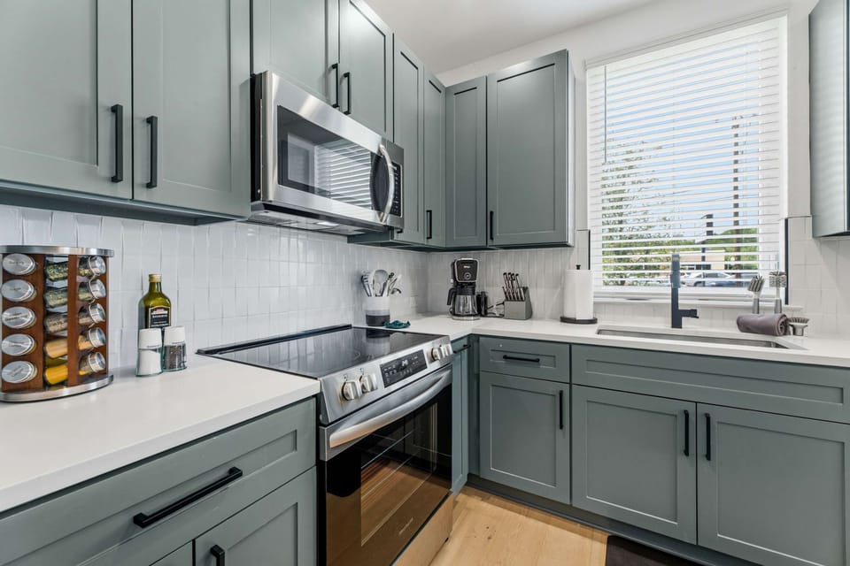 Fully equipped kitchen w/ Ninja K cup coffee maker & island seating for 3