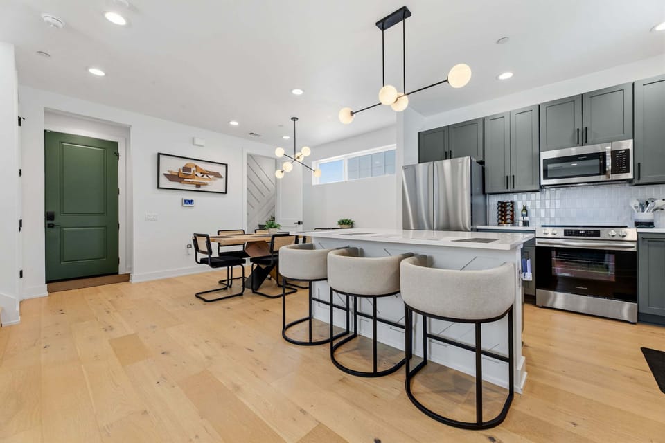 Fully equipped kitchen w/ Ninja K cup coffee maker & island seating for 3
