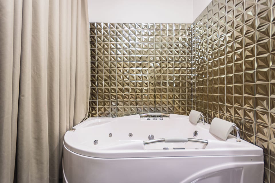 Deluxe Double Room | Jetted tub