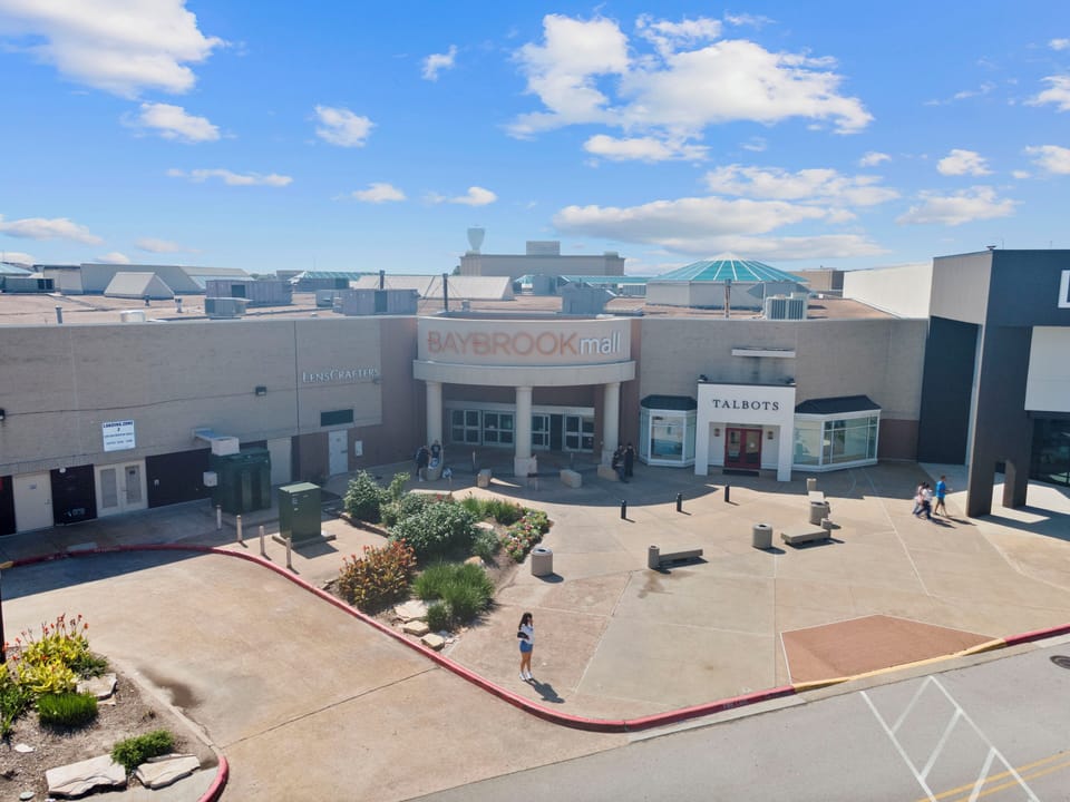 Baybrook Mall – 5 minutes away.
Shopping, dining, movies, and entertainment.