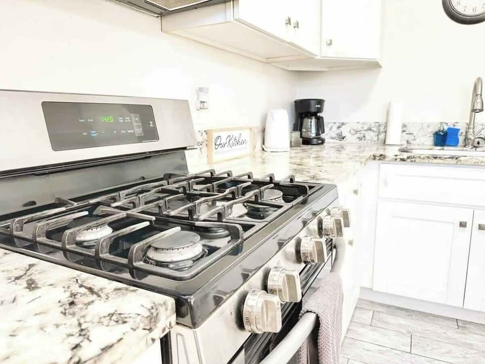 Fully Equipped Kitchen for Home Cooking 👨‍🍳🍳