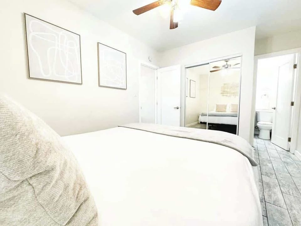 Inviting Bedroom with Modern Comfort ☀️🛏️