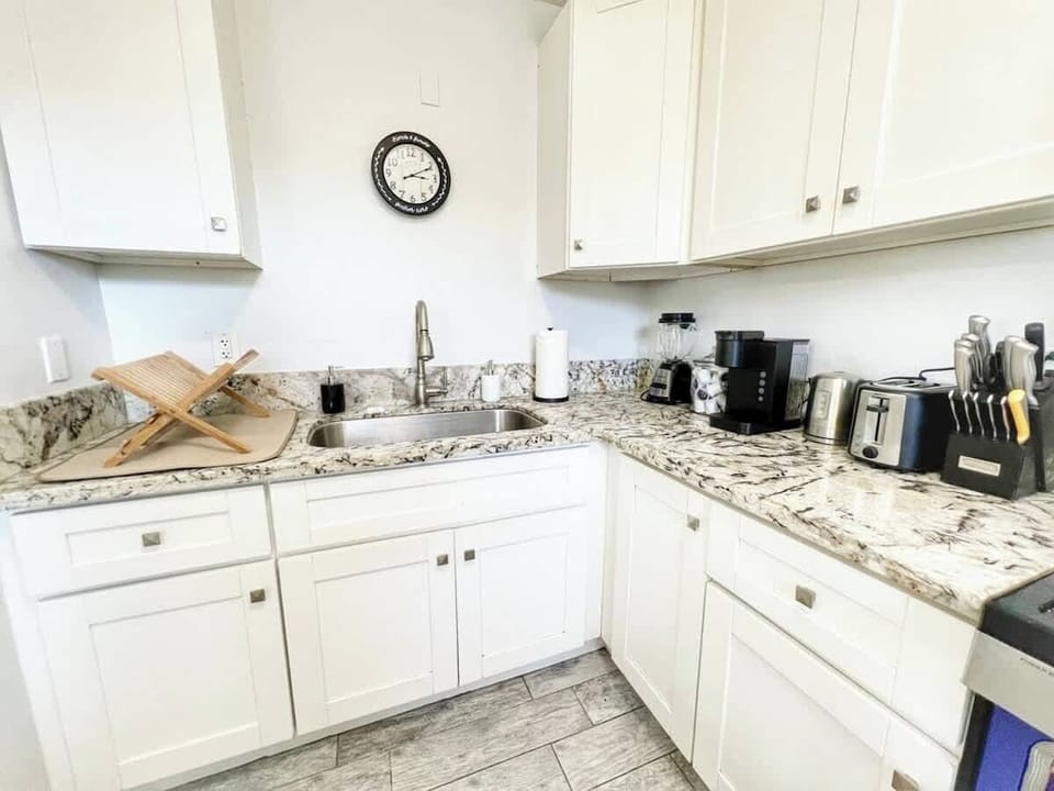 Functional Kitchen with Modern Appliances ☕🏡