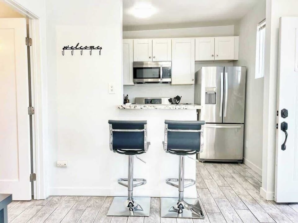 Modern Kitchen with Breakfast Bar 🍳☕