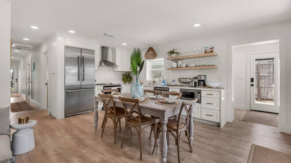Kitchen & Dining