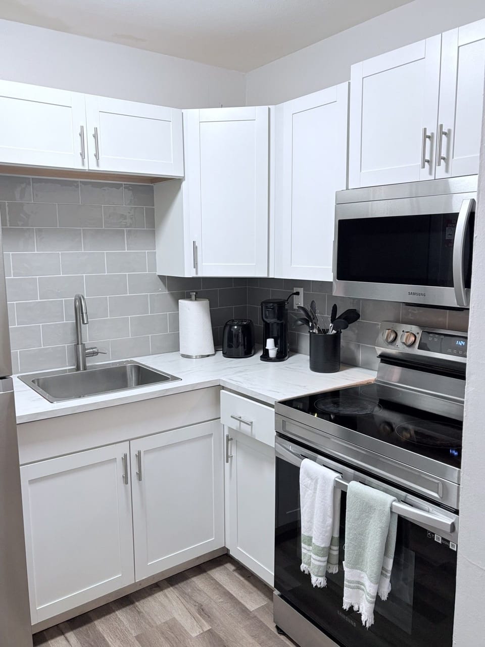 FULL KITCHEN