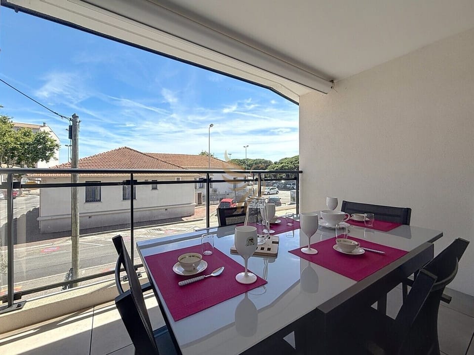Au petit matin, posez votre tasse sur la table laquée, laissez le store protéger la sieste et admirez le ciel bleu : un coin repas lumineux et intime pour démarrer la journée en douceur.