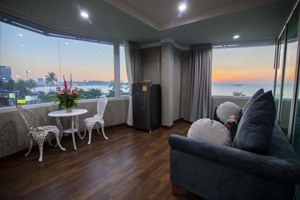 Family Suite Sea View  | In-room safe, desk