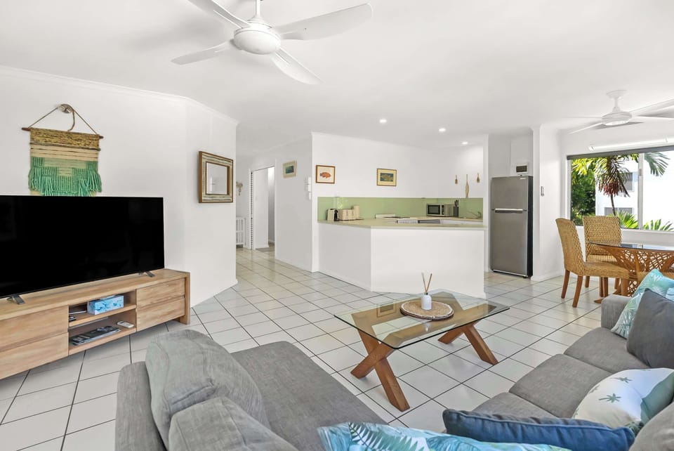 Stretch out on the comfortable lounge and relax in the light-filled living area after a day exploring the reef, rainforest or beach.